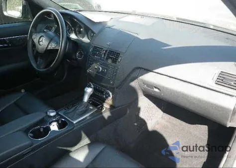 2009 Mercedes-Benz C350 z USA, uszkodzony, nr VIN WDDGF56X89R067393